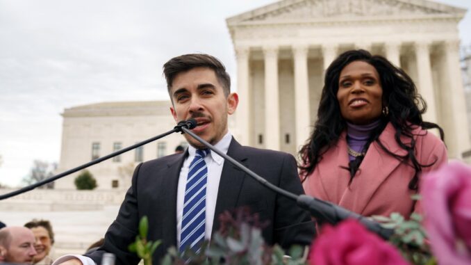 Chase Strangio, (izq.) abogado y activista de los derechos de las personas transgénero, habla con defensores de los derechos de las personas transgénero a las afueras de la Corte Suprema de Estados Unidos en Washington, DC, EE. UU., el 4 de diciembre de 2024. EFE/EPA/Will Oliver
