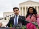 Chase Strangio, (izq.) abogado y activista de los derechos de las personas transgénero, habla con defensores de los derechos de las personas transgénero a las afueras de la Corte Suprema de Estados Unidos en Washington, DC, EE. UU., el 4 de diciembre de 2024. EFE/EPA/Will Oliver