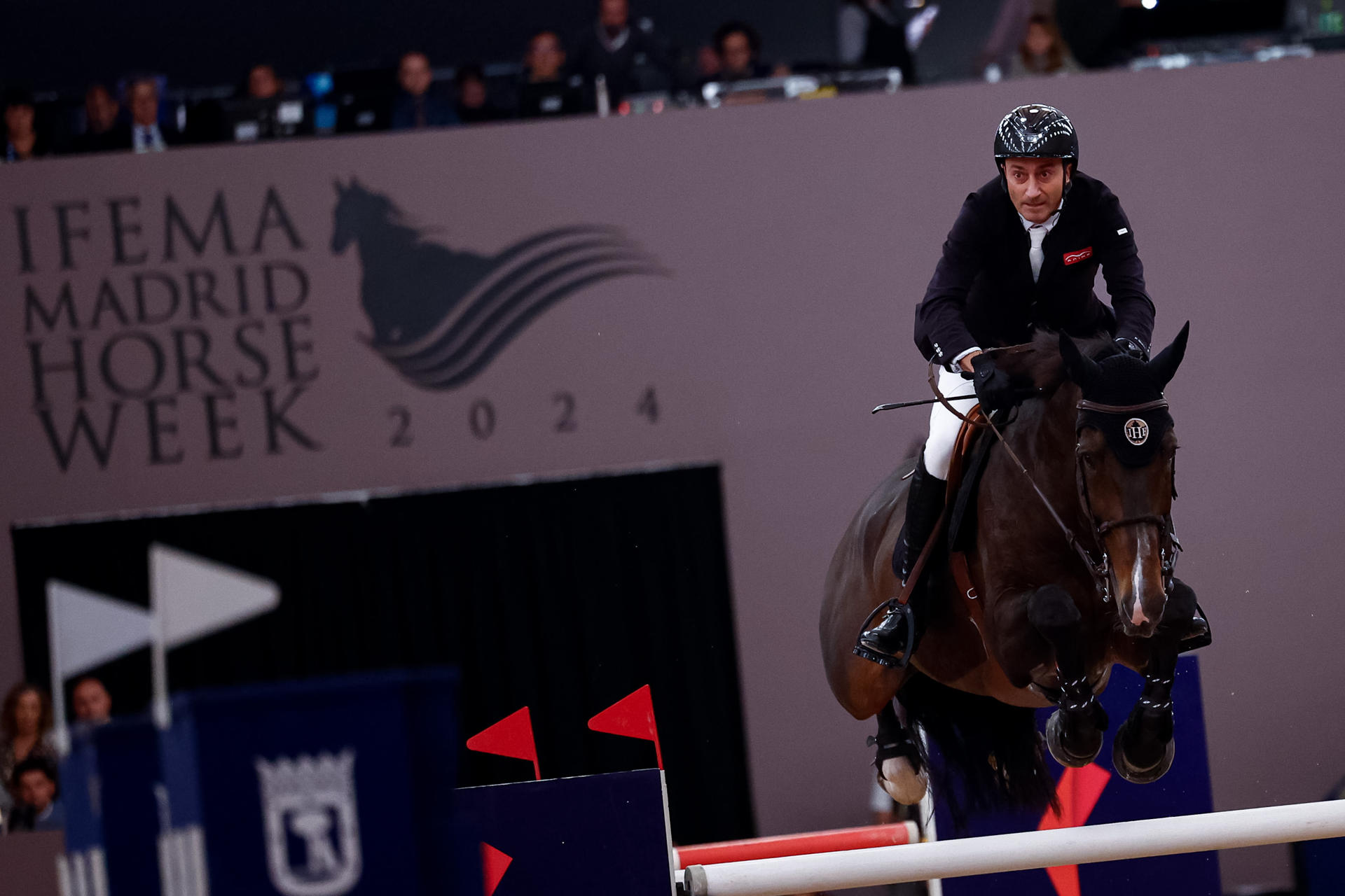 El jinete italiano Piergiorgio Bucci se proclamó ganador del Longines Gran Premio Ciudad de Madrid de Saltos, dentro de la Madrid Horse Week, celebrado este domingo en Ifema Madrid. EFE/Daniel González
