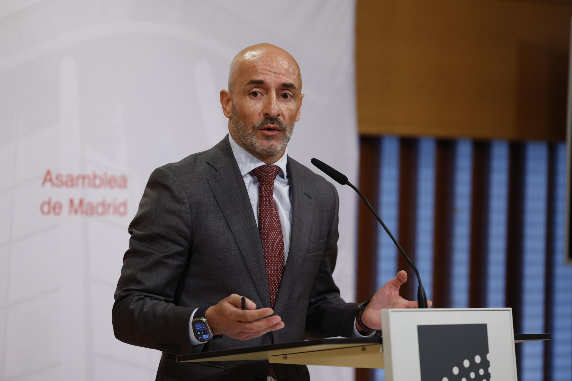 Jesús Celada, nuevo portavoz del PSOE de Madrid en la Asamblea regional, durante la rueda de prensa que ha ofrecido posterior a la reunión de la Junta de Portavoces celebrada este lunes. EFE/ Javier Lizon
