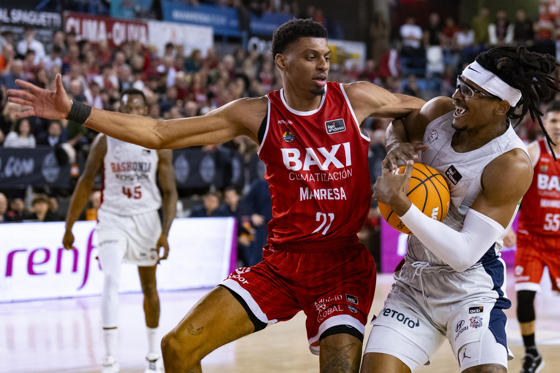 El ala-pívot nigeriano del Baskonia Chima Moneke (d) entra a canasta ante el ala-pívot estadounidense del Baxi Manresa Derrick Alston Jr (i) durante el encuentro de la jornada decimotercera de la Liga Endesa entre el Baxi Manresa y el Saski Baskonia, este domingo en el Pabellón Nou Congost de Manresa. EFE/Siu Wu
