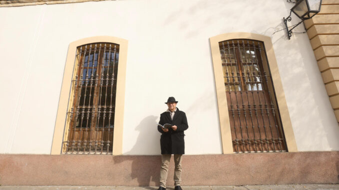 El historiador de arte y académico José María Palencia Cerezo ha recopilado en 'Poemas para Julio Romero de Torres. Breve antología (1897-1957)' una antología de poemas dedicados en vida y tras su muerte al pintor cordobés Julio Romero de Torres, del que en 2024 se ha celebrado el 150 aniversario de su nacimiento. EFE/Salas
