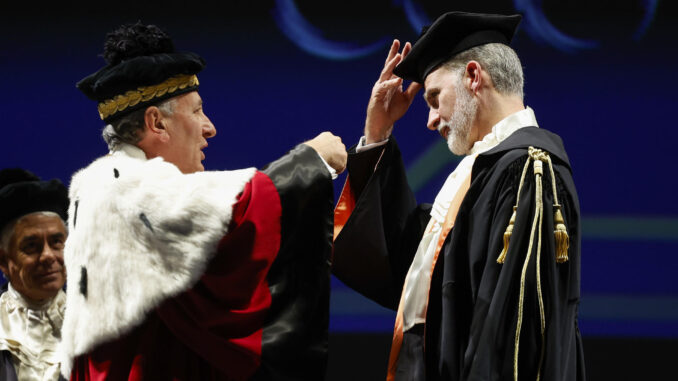 El rey Felipe VI (d) durante una ceremonia celebrada este jueves en el Teatro San Carlos de Roma (Italia), en la que ha sido investido como Doctor Honoris Causa por la Universidad Federico II de Nápoles, coincidiendo con el VIII centenario de su fundación, en el ámbito de su viaje oficial que finaliza hoy. EFE/ Chema Moya
