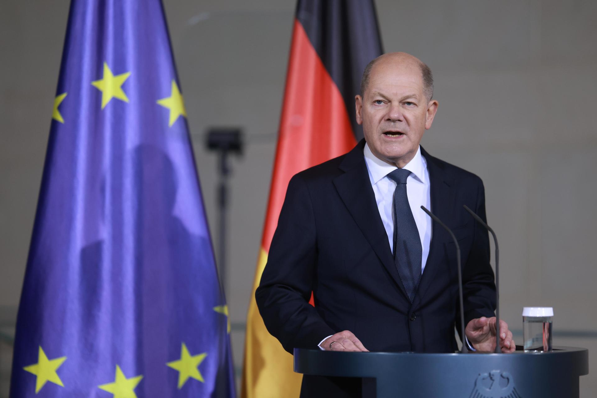 El canciller alemán Olaf Scholz ofrece una declaración sobre la solicitud de voto de confianza del parlamento en la Cancillería en Berlín, Alemania, 11 de diciembre de 2024. Scholz ha presentado una solicitud de voto de confianza en el Parlamento alemán Bundestag, con el fin de allanar el camino para nuevas elecciones federales. (Elections, Germany) EFE/EPA/CLEMENS BILAN
