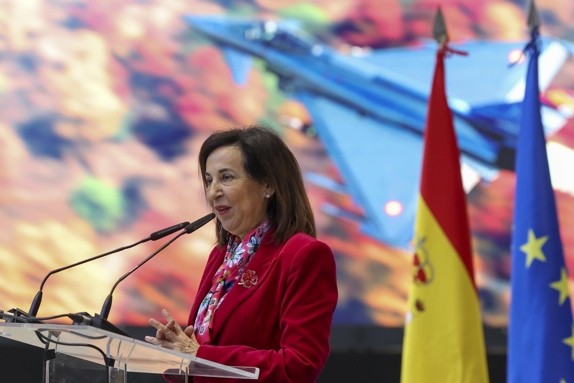 La ministra de Defensa, Margarita Robles durante su visita con representantes de NETMA (NATO Eurofighter and Tornado Management Agency) de las instalaciones de Airbus Getafe (Madrid) este viernes donde formaliza el acuerdo al que ha llegado su departamento para la adquisición de 25 Eurofighter, en el marco del programa Halcón II. EFE/ Kiko Huesca
