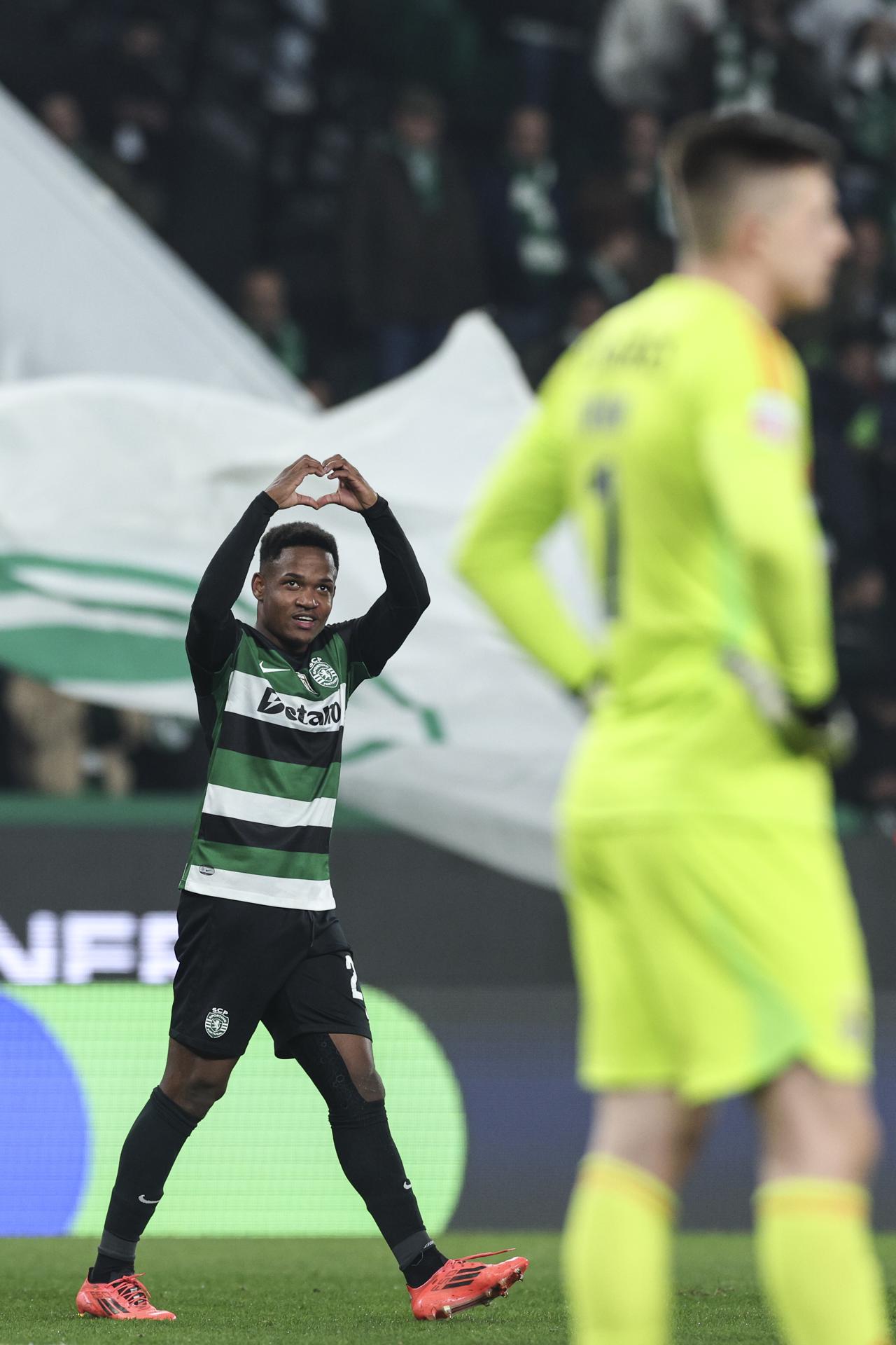 Geny Catamo celebra el 1-0 del Sporting CP ante el Benfica. EFE/EPA/MIGUEL A. LOPES
