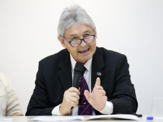 El director del Museo de la Justicia de Paraguay, José Agustín Fernández, participa este martes durante el acto de conmemoración del trigésimo segundo aniversario del hallazgo de los 'Archivos del terror', en el Palacio de Justicia en Asunción (Paraguay). EFE/Juan Pablo Pino