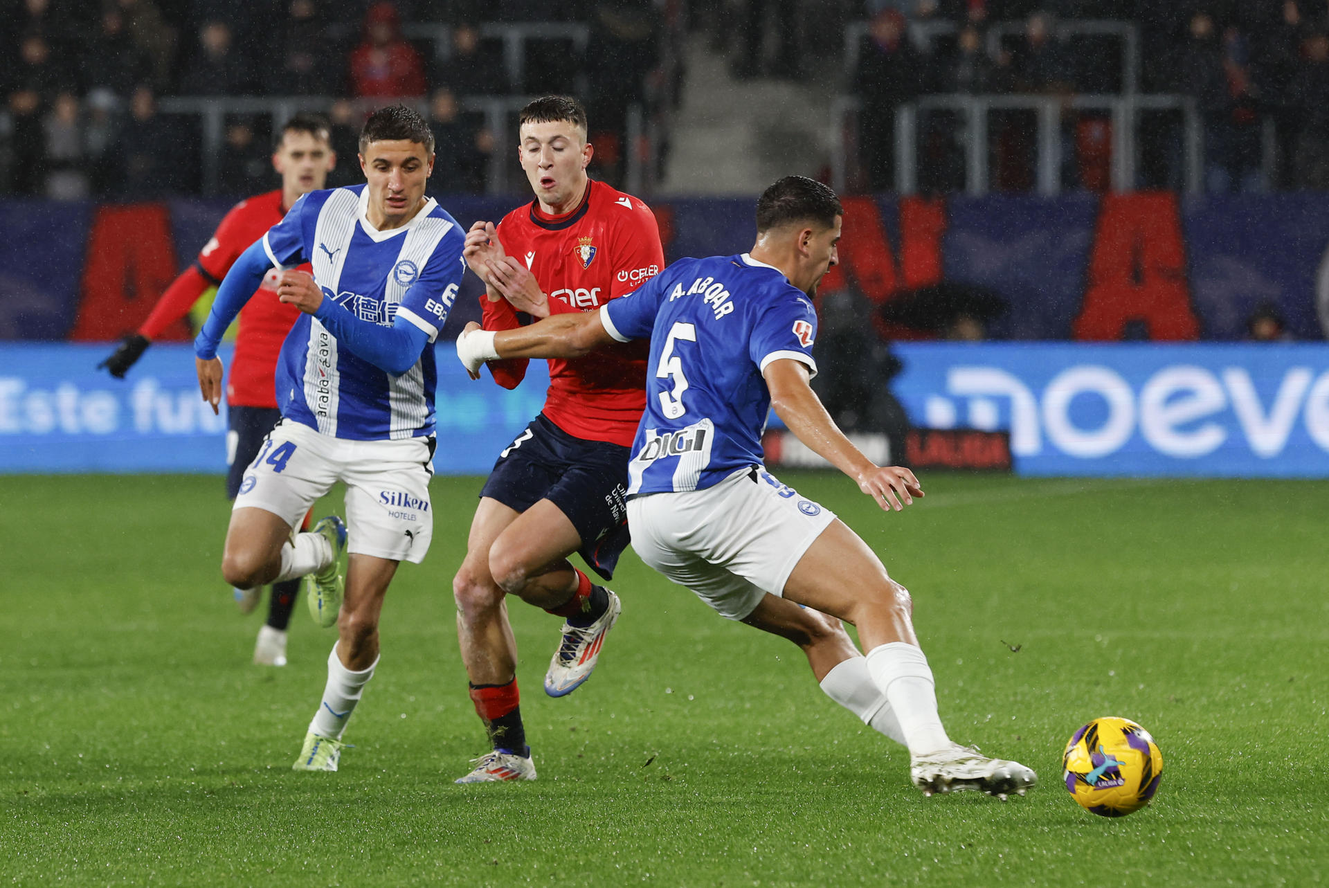 El defensa marroquí del Alavés, Abdel Abqar (d), en una disputa ante el defensa de Osasuna, Abel Bretones, durante el encuentro correspondiente a la jornada 16 de LaLiga EA Sports que disputaron Osasuna y el Alavés en el Estadio El Sadar de Pamplona. EFE/ Villar López
