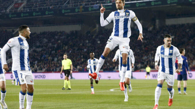 El defensa del Leganés Sergio González celebra su gol ante el FC Barcelona. EFE/Quique García
