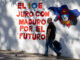 Un hombre camina frente a un mural con el mensaje "El 10E juro con Maduro por el futuro" este viernes, en Caracas (Venezuela). EFE/ Ronald Peña R.