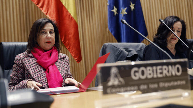 La ministra de Defensa, Margarita Robles (i), da cuenta este martes en el Congreso de la gestión tras la dana el pasado 29 de octubre y de la participación de las Fuerzas Armadas en las zonas afectadas. EFE/ J.P. Gandul
