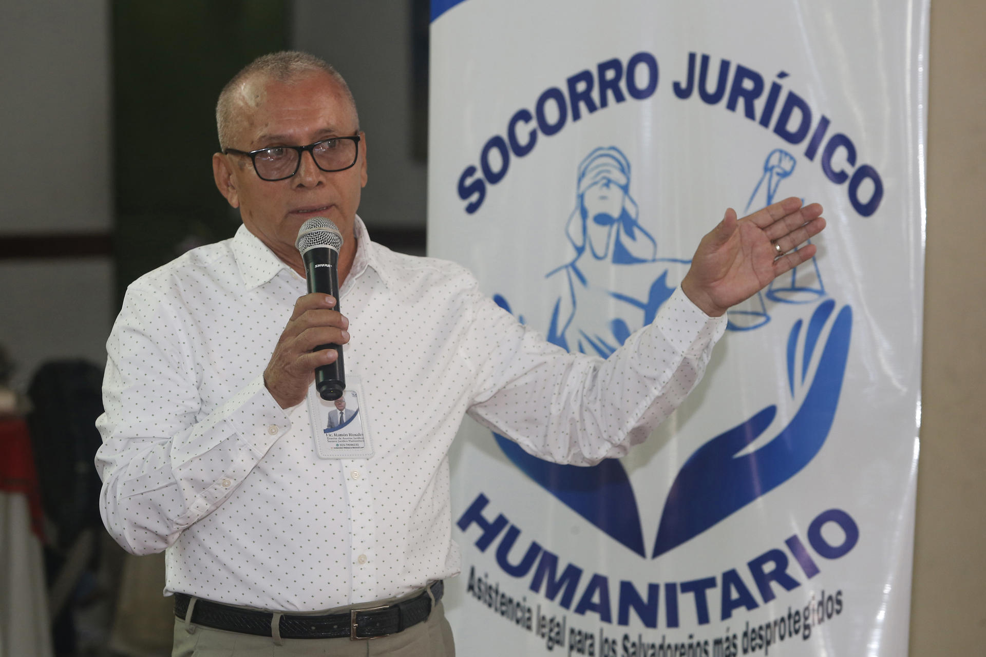 El director del área judicial de la organización Socorro Juridico Humanitario, Óscar Rosales, habla durante la presentación de un informe este jueves en San Salvador (El Salvador). EFE/Javier Aparicio
