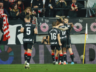 El centrocampista del Athletic Ohian Sancet (d) celebra con sus compañeros tras marcar ante el Rayo, durante el partido de LaLiga que Rayo Vallecano y Athletic Club disputan este domingo en el estadio de Vallecas, en Madrid. EFE/Zipi