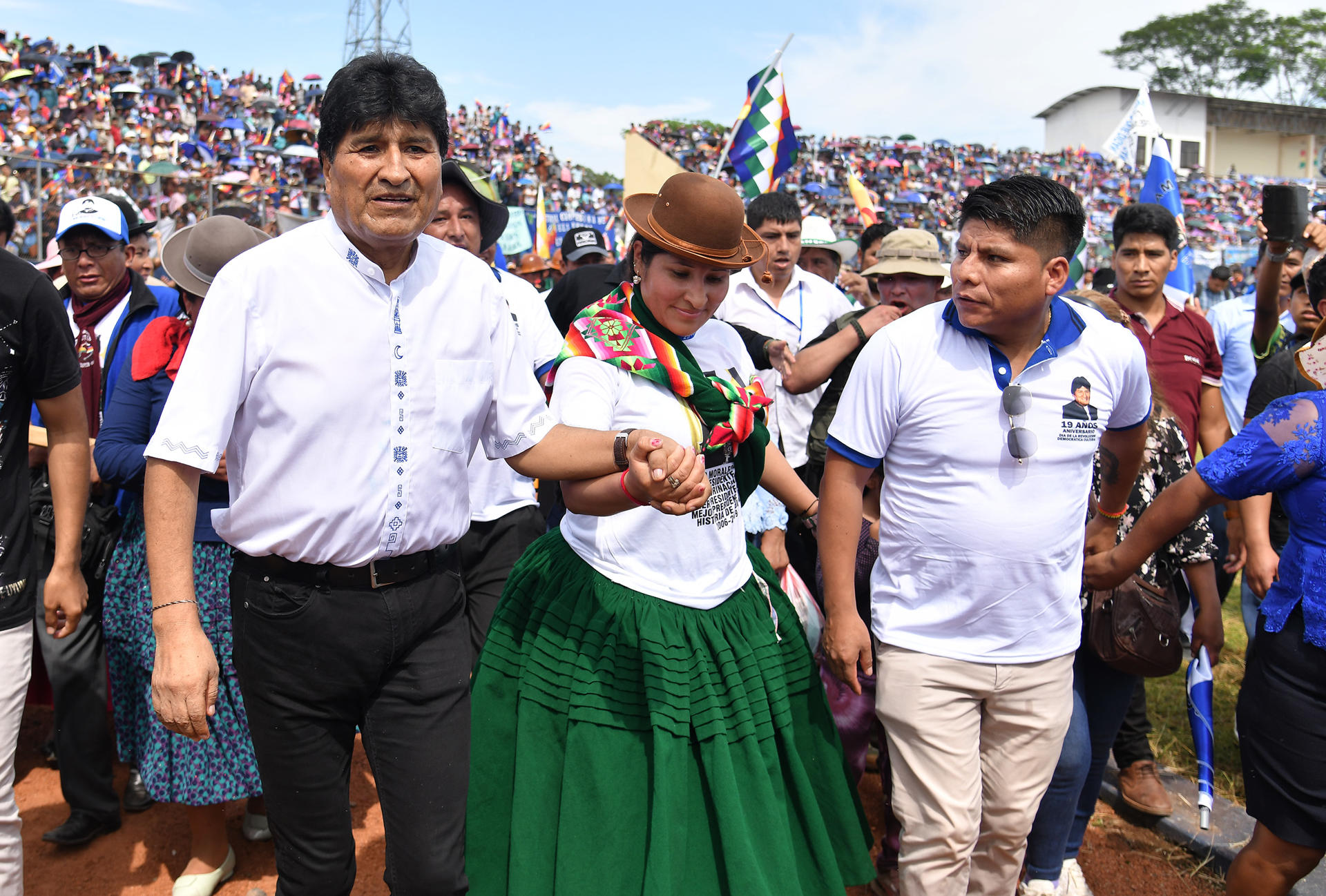 El expresidente de Bolivia Evo Morales (2006-2019), camina junto a simpatizantes este miércoles, en el estadio de Chimoré (Bolivia). Una multitud de seguidores de Morales proclamó al político como "candidato único" para las elecciones de 2025, "con o sin el MAS (Movimiento al Socialismo)" e incluso si es encarcelado por el caso de trata agravada de personas en el que existe una orden de aprehensión en su contra. EFE/ Jorge Abrego
