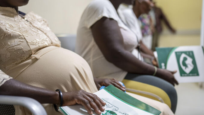 Fotografía del 26 de noviembre de 2024 de mujeres embarazadas esperando para ser atendidas en uno de los hospitales dominicanos situados cerca de la frontera con Haití, en Dajabón (República Dominicana). EFE/ Pedro Bazil
