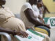 Fotografía del 26 de noviembre de 2024 de mujeres embarazadas esperando para ser atendidas en uno de los hospitales dominicanos situados cerca de la frontera con Haití, en Dajabón (República Dominicana). EFE/ Pedro Bazil