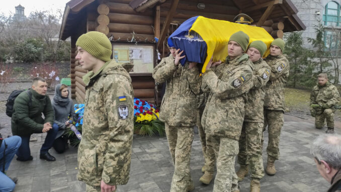 Foto archivo. Funeral del periodista, productor de televisión y voluntario del ejército ucraniano Andriy Zagoruyko. EFE/ Marcel Gascón
