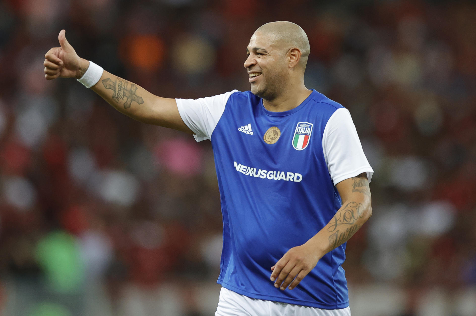 El exfutbolista brasileño Adriano saluda este domingo, durante su partido de despedida en el estadio Maracaná, en Río de Janeiro (Brasil). EFE/ André Coelho
