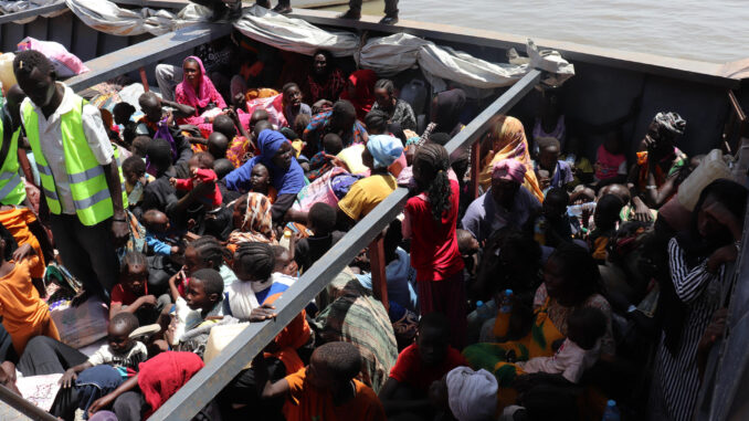 Desplazados sudaneses en un barco de la Organización Internacional de las Migraciones en una imagen de archivo. EFE/ Rosa Soto
