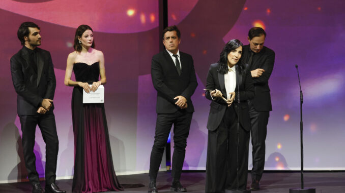 La realizadora Alauda Ruiz de Azuá tras recibir el Forqué a la mejor serie de ficción por su trabajo "Querer", durante la gala de la 30 edición de los Premios José María Forqué, este sábado en Ifema, en Madrid. EFE/Zipi Aragón.
