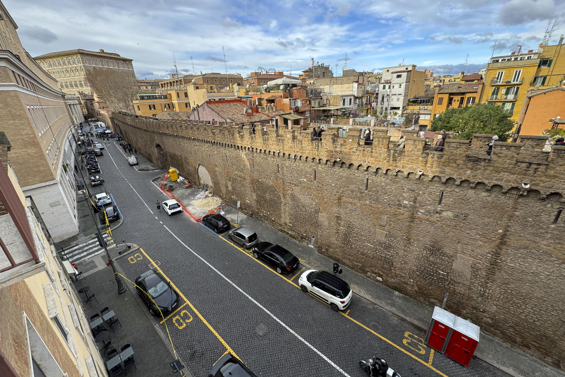 El 'Passetto', un corredor amurallado que une el Vaticano con la fortaleza romana del Castel Sant'Angelo, ofreciendo una atalaya militar y una eventual vía de fuga para los papas a lo largo de los siglos, permitirá el acceso al público para recuperar su importancia en la convulsa historia de la ciudad. EFE/Daniel Cáceres
