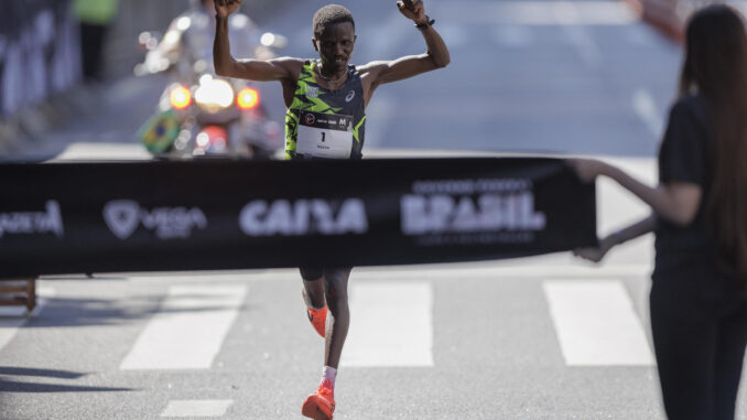 El atleta keniano Wilson Kiprono Too celebra al ganar la 99ª edición de la Carrera Internacional de San Silvestre en Sao Paulo (Brasil). EFE/ Isaac Fontana
