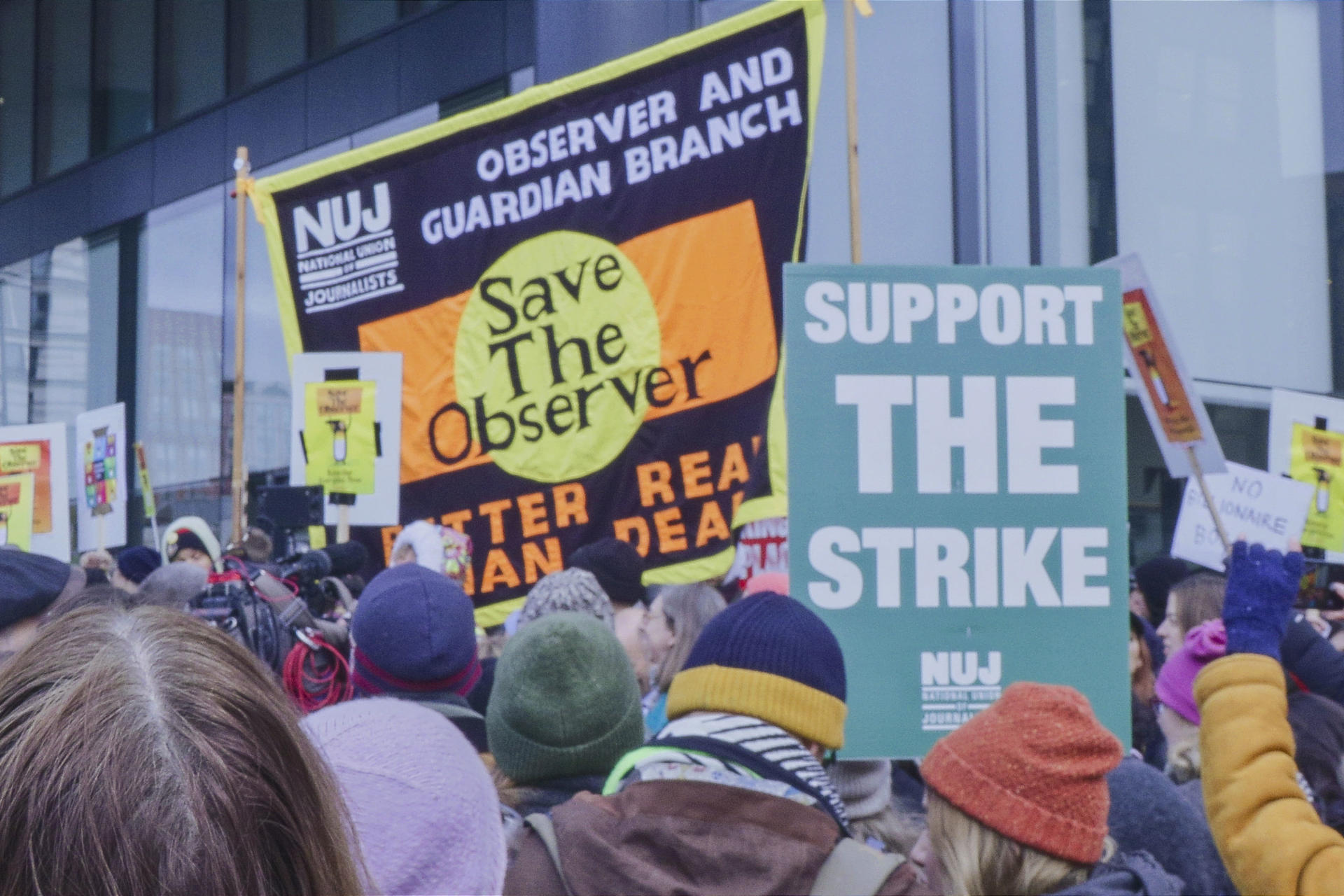 Londres.- Varias personas participan en la huelga de trabajadores de los periódicos británicos 'The Guardian' y 'The Observer' ante la venta propuesta del segundo al grupo Tortoise News. EFE/Guillermo Garrido
