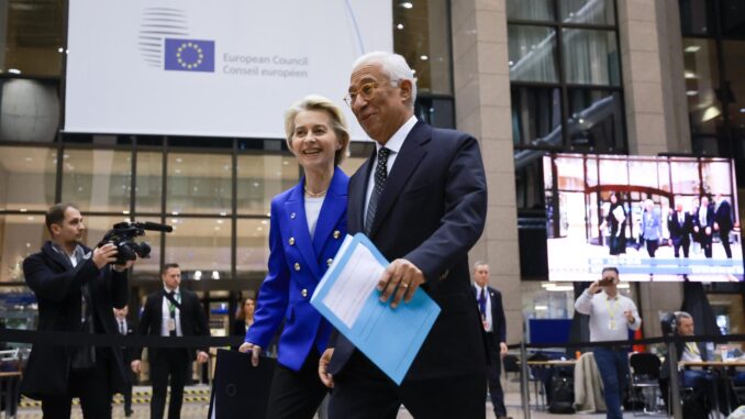 La presidenta de la Comisión Europea Ursula von der Leyen (I) y el presidente del Consejo Europeo, Antonio Costa, al final del Consejo Europeo durante la Cumbre de la UE en Bruselas, Bélgica, 19 de diciembre de 2024. EFE/OLIVIER HOSLET
