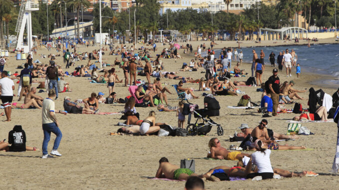 Vista de la playa de El Postiguet de Alicante este viernes pasado, 29 de noviembre. EFE/Morell
