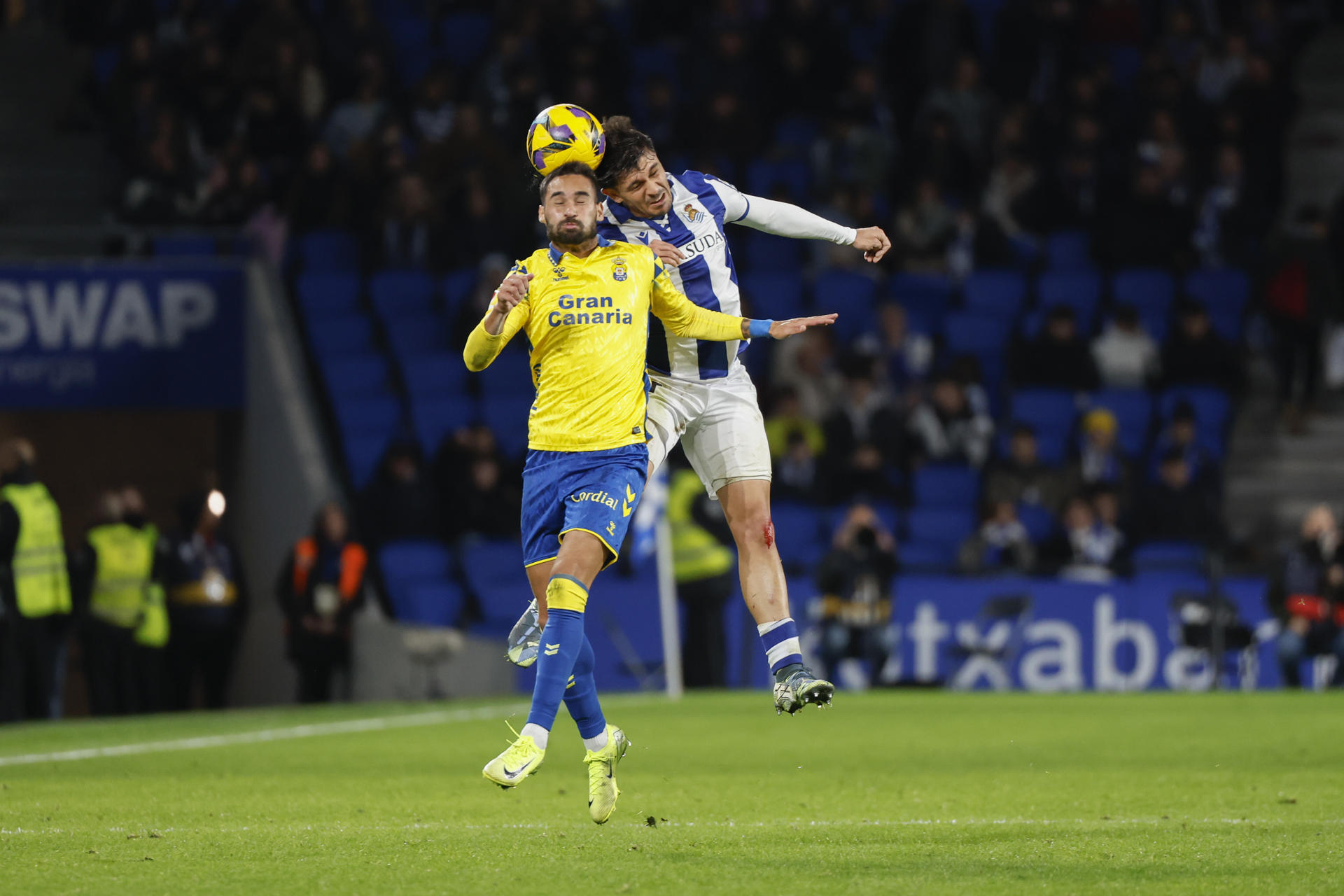 El defensa de la Real Sociedad Jon Aramburu (d) lucha con Benito Ramírez, de Las Palmas, durante el partido de la jornada 17 de LaLiga que Real Sociedad y UD Las Palmas disputaron en el Reale Arena. EFE/Javier Etxezarreta
