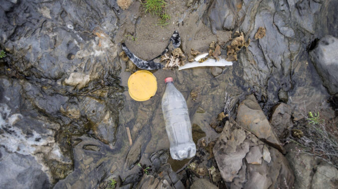 Imágenes de basura y microplásticos incrustados en el suelo de una playa, en una imagen de archivo. EFE/ David Arquimbau Sintes
