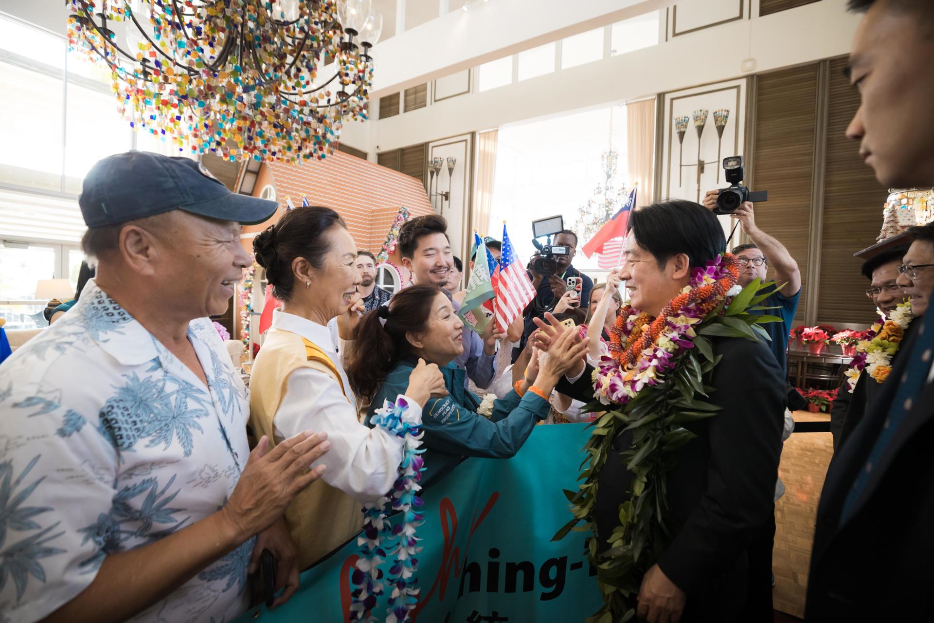 El presidente de Taiwán, William Lai, es recibido por taiwaneses radicados en Hawái durante su visita al Museo Bishop en Honolulu, Hawái, EE. UU., el 30 de noviembre de 2024. EFE/EPA/LIU SHU FU/USO EDITORIAL SOLAMENTE/PRESIDENCIA DE TAIWÁN/SIN VENTAS
