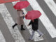 Varias personas se protegen de la lluvia este martes en Valencia. EFE/Ana Escobar