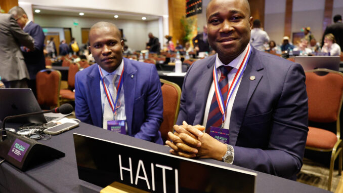 El embajador de Haití ante la Unesco, Louis Marie Montfort Saintil (d), posa durante la decimonovena sesión del Comité Intergubernamental para la Salvaguardia del Patrimonio Cultural Inmaterial de la Organización de las Naciones Unidas para la Educación, la Ciencia y la Cultura (Unesco) este miércoles, en Luque (Paraguay). EFE/ Juan Pablo Pino
