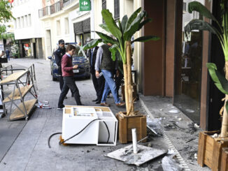 Imagen de archivo del alcalde de Madrid, José Luis Martínez Almeida, durante su visita al restaurante Burro Canaglia Bar & Resto ubicado en la madrileña Plaza de Manuel Becerra, donde un incendio causó la muerte a tres personas. EFE/Víctor Lerena