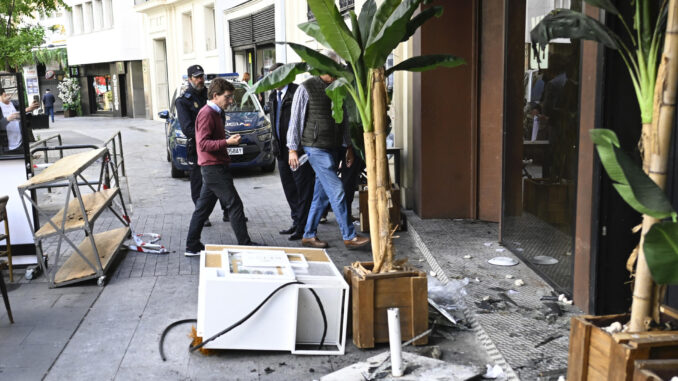 Imagen de archivo del alcalde de Madrid, José Luis Martínez Almeida, durante su visita al restaurante Burro Canaglia Bar & Resto ubicado en la madrileña Plaza de Manuel Becerra, donde un incendio causó la muerte a tres personas. EFE/Víctor Lerena
