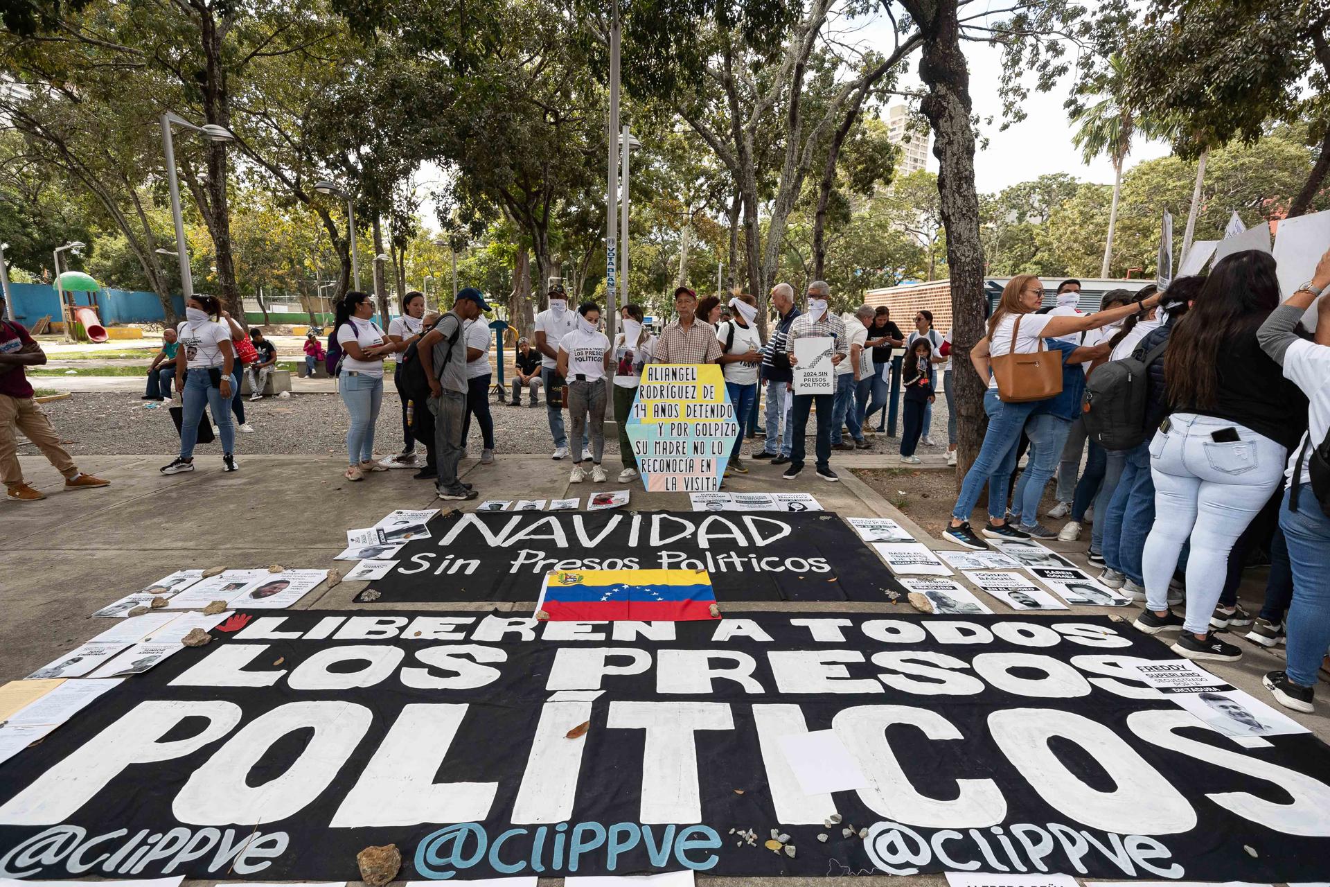 Fotografía del 9 de diciembre de 2024 de una protesta de familiares de "presos políticos" frente a la sede del Ministerio Público (Fiscalía), en Caracas (Venezuela). EFE/ Ronald Peña R.
