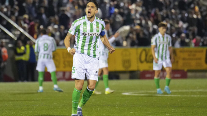 El defensa del Betis, Marc Bartra, celebra el segundo gol del equipo andaluz durante el encuentro correspondiente a la segunda ronda de la Copa del Rey que disputaron Unió Esportiva Sant Andreu y Betis en el campo municipal Narcis Sala de Sant Andreu, en Barcelona. EFE / Alejandro García.
