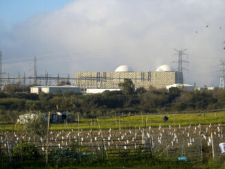 Una treintena de alcaldes y ediles del entorno de la central nuclear de Almaraz (CNA) se han concentrado este martes a las puertas de la planta extremeña para reclamar, "alejados de colores políticos", la ampliación de su vida útil y "garantizar así el futuro del Campo Arañuelo y el progreso económico de Extremadura". EFE/ EDUARDO PALOMO