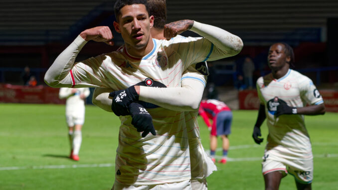 El delantero del Valladolid Marcos André celebra uno de sus goles, durante el partido correspondiente a la segunda fase de la Copa del Rey de Fútbol que Real Ávila Club de Fútbol y Real Valladolid Club de Fútbol han disputado este martes en el Estadio Municipal 'Adolfo Suárez'. EFE/Raúl Sanchidrián
