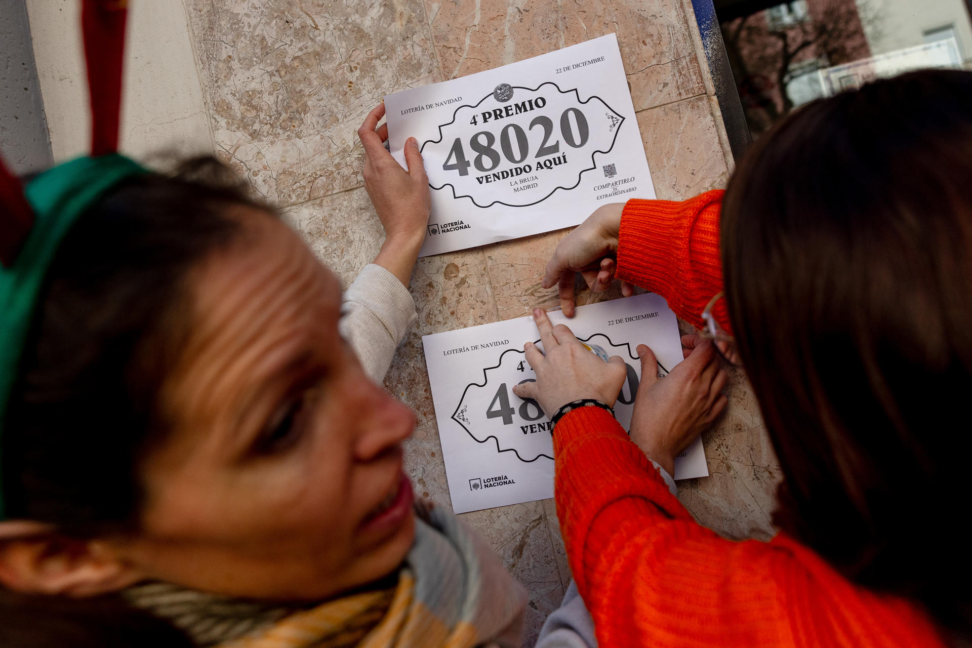 Administración de la calle Colombia número 12, en Madrid, que ha vendido el número 48.020, uno de los cuartos premios de la Lotería de Navidad. EFE/Daniel González
