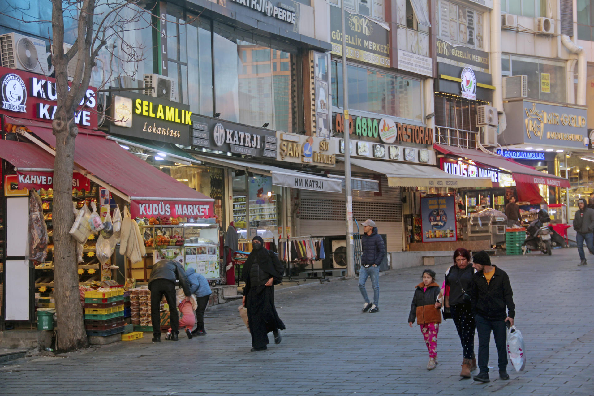 Hay unanimidad en el barrio de Esenyurt, un lugar con una gran comunidad de refugiados sirios en el oeste de Estambul: todos volverán a Siria, "muy pronto", "dentro de dos o tres meses", cuando se haya estabilizado la situación. En la imagen, calle con negocios de sirios refugiados en el barrio de Esenyurt, Estambul, el 11 de diciembre de 2024. EFE/Ilya U. Topper
