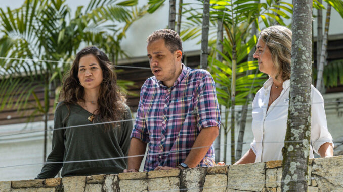 Fotografía de archivo de Claudia Macero (i), Pedro Uchurrurtu (c) y Magalli Meda, asilados en la residencia del embajador de Argentina, saludando a los medios de comunicación desde un balcón en Caracas (Venezuela). EFE/ Henry Chirinos
