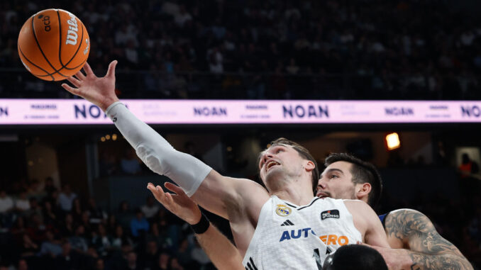 El alero croata del Real Madrid Mario Hezonja (i) disputa un rebote con el pívot español del Barcelona Willy Hernangómez (d) durante el partido de la Liga Endesa entre Real Madrid y FC Barcelona, este domingo en Madrid. EFE/ Chema Moya
