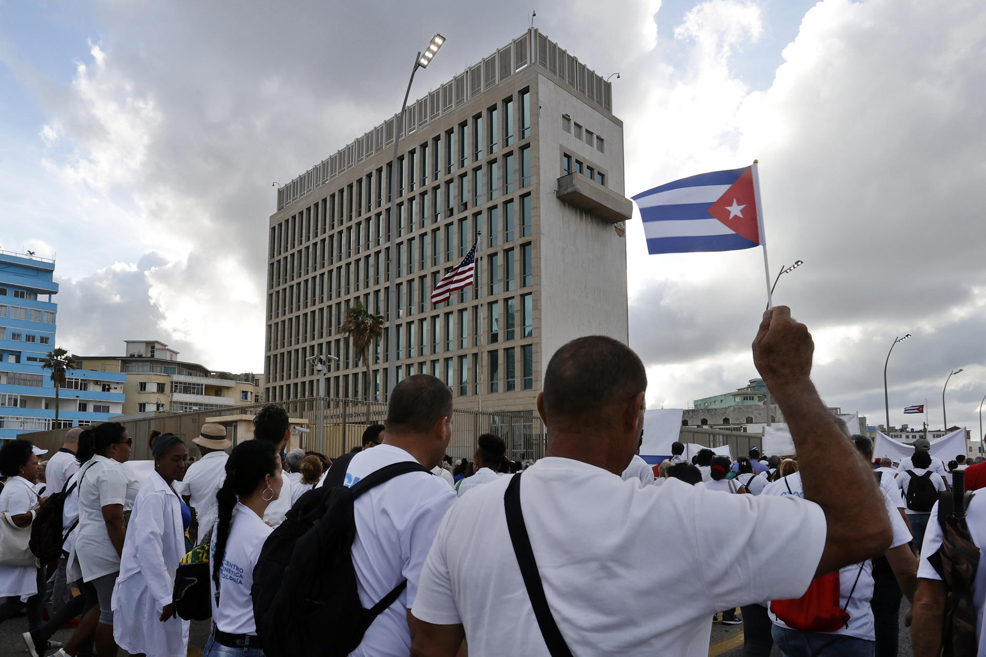 Personas participan en una marcha frente a la embajada de Estados Unidos este viernes, en La Habana (Cuba). EFE/ Ernesto Mastrascusa
