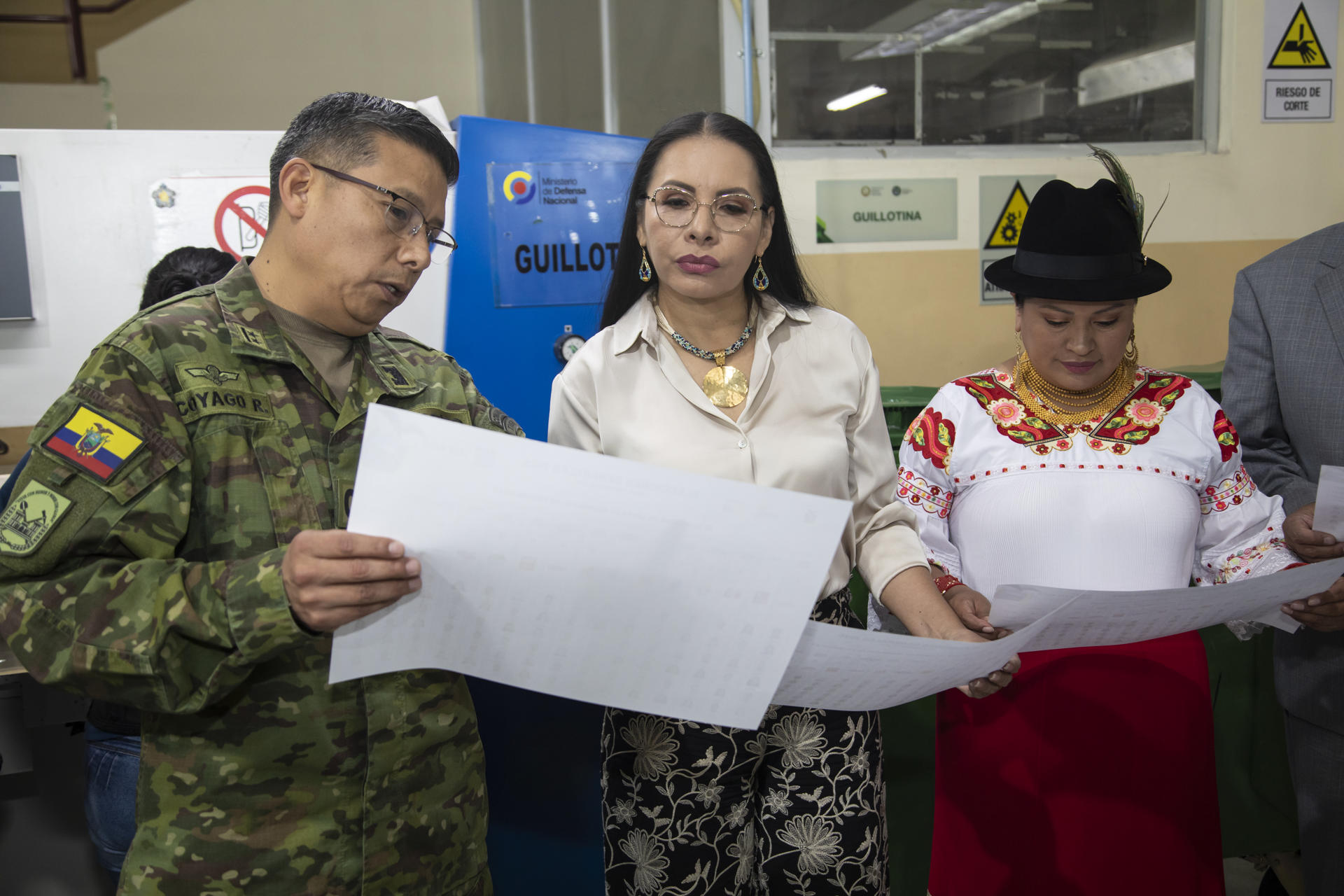 La presidenta del Consejo Nacional Electoral (CNE), Diana Atamaint (c), observa una papeleta electoral este martes, en Quito (Ecuador). EFE/ Gianna Benalcázar
