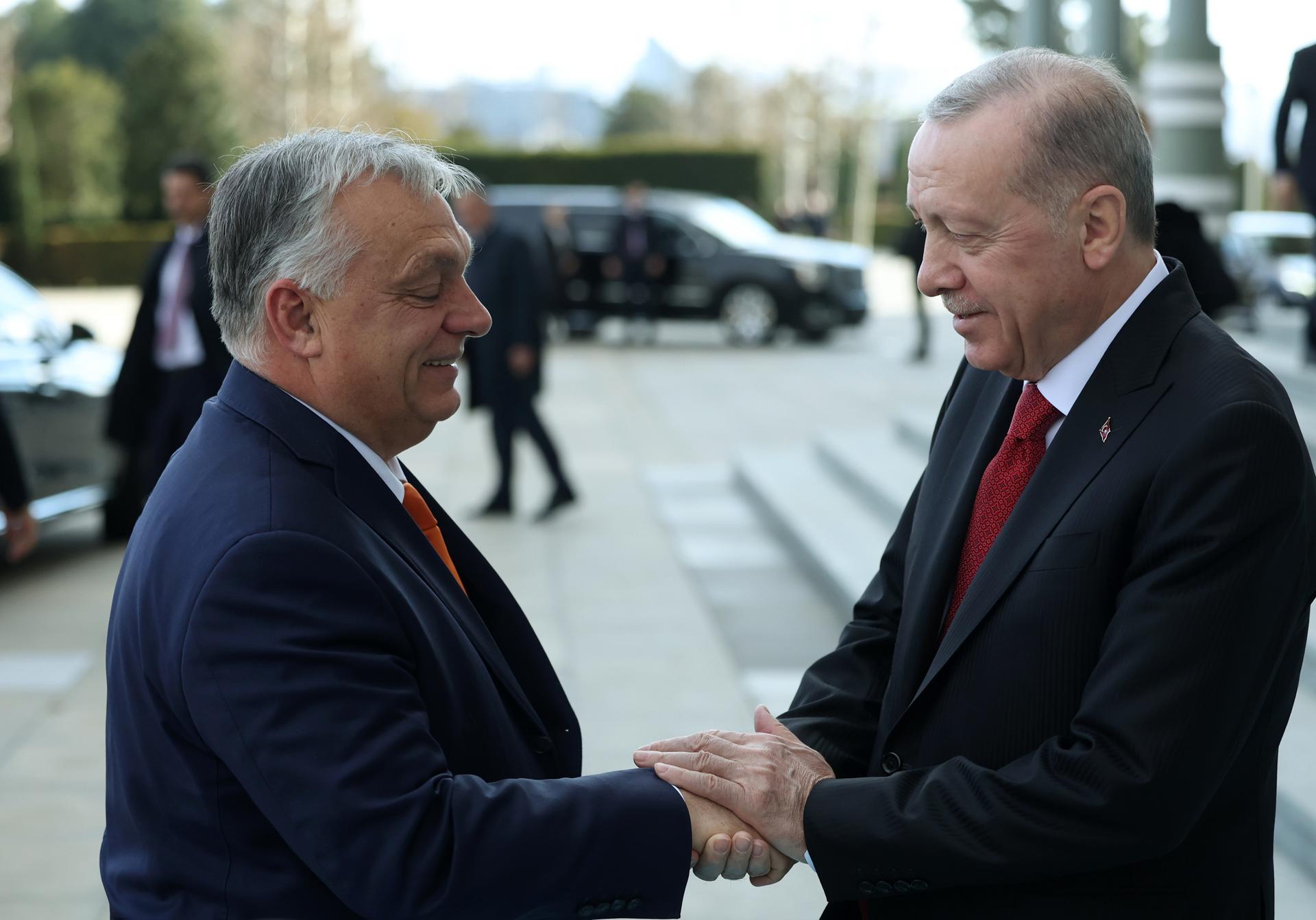 Una foto proporcionada por la oficina de prensa de la Presidencia turca muestra al presidente turco Recep Tayyip Erdogan (D) y al primer ministro húngaro Viktor Orban (I) dándose la mano durante una ceremonia de bienvenida en el Palacio Presidencial de Ankara, Turquía, el 12 de diciembre de 2024. (Hungría, Turquía) EFE/EPA/OFICINA DE PRENSA PRESIDENCIAL TURCA / INFORME INFORMATIVO USO EDITORIAL SOLAMENTE/SIN VENTAS
