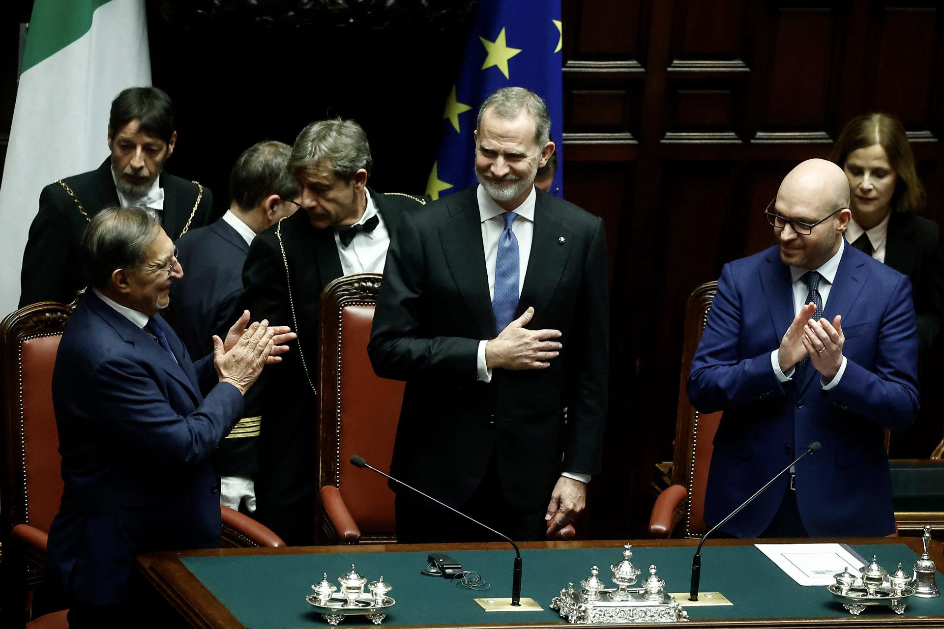 El rey Felipe VI de España (C) gesticula mientras se encuentra con el presidente de la Cámara de Diputados, Lorenzo Fontana (D), y el presidente del Senado, Ignazio La Russa (I), en la Cámara de Diputados, la cámara baja del Parlamento italiano, durante una visita de estado a Roma, Italia, el 11 de diciembre de 2024. Los reales españoles están en una visita de estado de dos días a Italia. (Italia, España, Roma) EFE/EPA/VINCENZO LIVIERI
