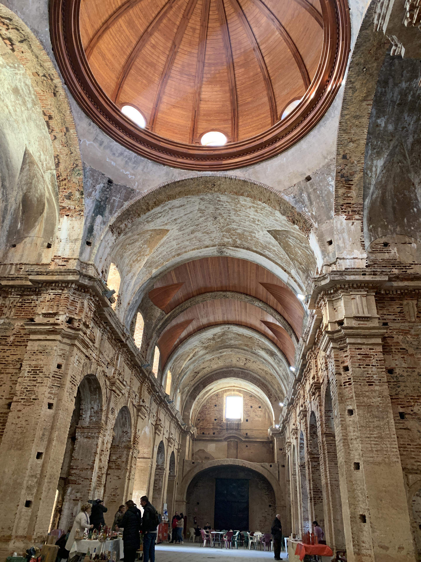 En 1793 se paralizaron las obras de una impresionante iglesia en Castaño del Robledo (Huelva), pueblo que presume de tener desde entonces “la iglesia no iglesia” más grande de España, y que se usa para actividades culturales, gastronómicas o reuniones de vecinos, tras haber sido usada, entre otras cosas, como cementerio. EFE/Fermín Cabanillas
