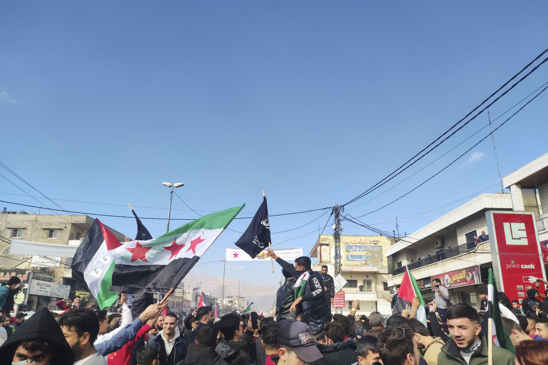 Refugiados sirios celebran la entrada de los insurgentes a Damasco, este domingo en la localidad libanesa de Bar Elias, a pocos kilómetros de la frontera entre ambos países. Cientos de refugiados sirios residentes en el Líbano están cruzando la frontera de regreso a su país, pocas horas después de que los insurgentes entraran a Damasco y la declararan "libre" del presidente, Bachar al Asad. 
EFE/ Noemí Jabois
